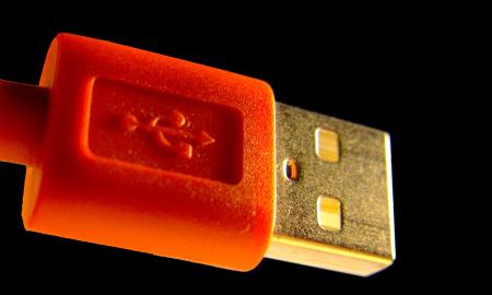 Kodėl USB jungtyje yra tos kvadratinės skylės? Jos skirtos ne grožiui