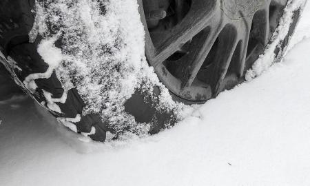 Ledo bomba po ratais: ši klaida žiemą kasdien gadina automobilius 