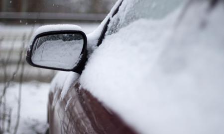 Sniego „kepurė“ ant stogo? Vairuotojai jau tuština pinigines