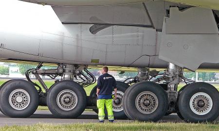 Kiek laiko „ištempia“ lėktuvų padangos. Ir kodėl aviakompanijos niekada jų neperka (Video)
