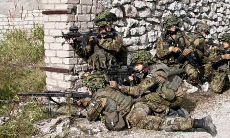 Estija sako „gana“. Nusitaikė į rusakalbius šauktinius 