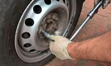 Užstrigę ratų varžtai? Užtenka vieno paprasto judesio, kad juos atsuktumėte