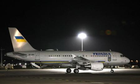 Zelenskio lėktuvo vos neužpuolė nežinomi dronai. Kas vyksta?