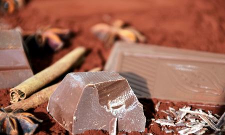 Kodėl juodasis šokoladas tampa baltas – ar jį galima valgyti?