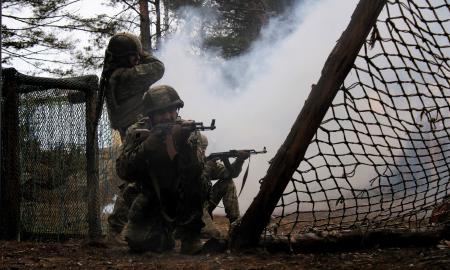 Ukrainos dronai pagaliau įveikė rūką – sudegė 11 Rusijos tankų (Video)