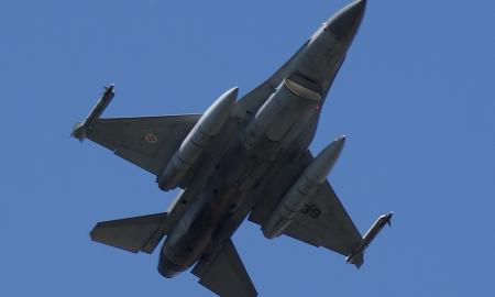 Jie pastebėjo naująjį ukrainiečių ginklą. Jis pakabintas po F-16 (Foto)