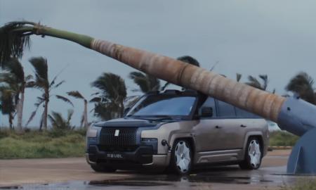 Jie numetė medį ant kiniško automobilio. Nepatikėsite, kas nutiko po trečio galingo smūgio (Video)