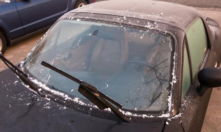 Priekinio stiklo plovimo skystis užšalo po šalčių? Tik nedarykite to!