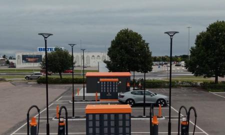 Įkrovimo stotelės gelbsti Švedijos elektros tinklą. Niekas to nesitikėjo (Video)