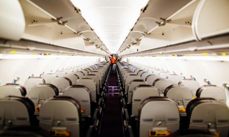 Blogiausia vieta lėktuve. Stiuardesė neturi iliuzijų: „sumoki daugiau, bet gauni košmarą“