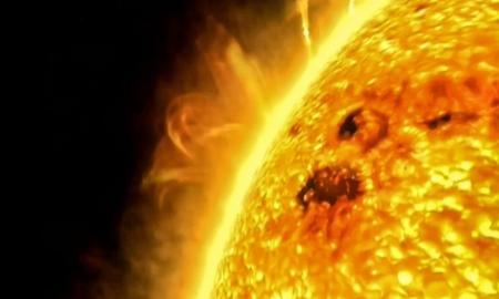 „Saulė sprogo.“ NASA fiksavo X klasės smūgį – Žemėje prasidėjo „juodasis periodas“ (Video)