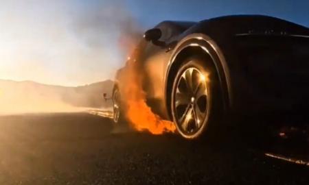 Elektromobilis pervažiavo 800 °C ugnies tunelį. Dabar apie tai kalba visi (Video)