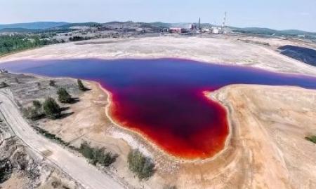 Šis ežeras yra skystas nuodas. Jis jus nužudys per valandą