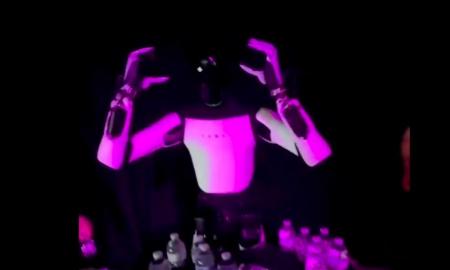 Ne tik rusai. „Tesla“ humanoidas patyrė fiasko. Demonstracijos metu (VIDEO)