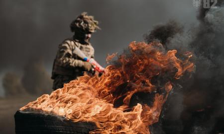 Jie laukia, kol ekranai sužibs raudonai – tai ženklas. Tada prasideda medžioklė
