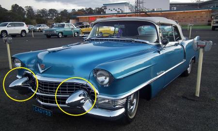 Juos turėjo dauguma 50-ųjų automobilių – kas tie keisti išsikišimai priekiniame bamperyje? Kuo čia dėtos moters krūtys? (FOTO)