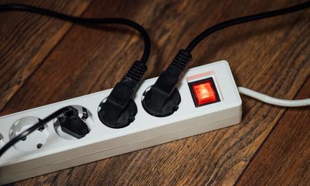 5 prietaisai, kuriuos draudžiama įjungti prie ilgintuvo. Pavojinga!