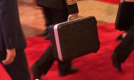 Pavojingiausias pasaulyje lagaminas. Jis visada yra tiesiai už Putino nugaros. Štai jo sargai (Video)