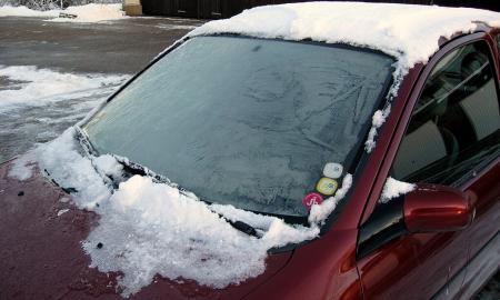 Automobilio priekinis stiklas neužšąla net stipriame šaltyje: štai ką reikia įdėti 