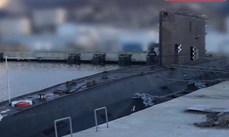 „Va, pažiūrėkit, nieko nenutiko.“ Rusai labai atsargiai parodė apgadintą povandeninį laivą (Video)