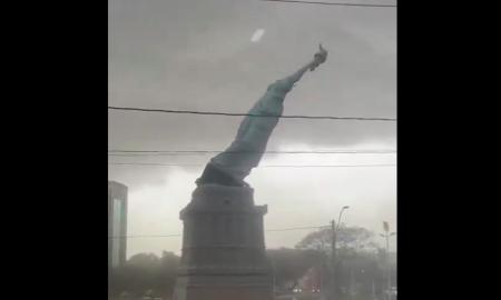 „Laisvės statula“ lūžo lyg degtukas. Vaizdai žaibiškai plinta internete (VIDEO)