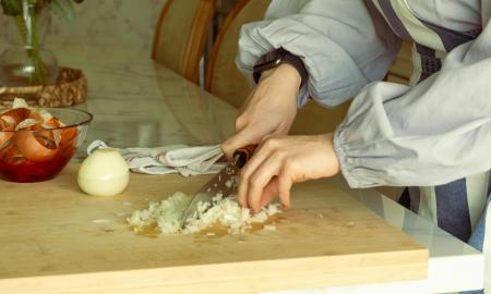 Kaip veiksmingai pašalinti svogūnų kvapą nuo rankų? 4 patikrintos gudrybės