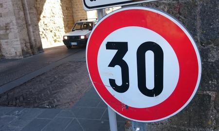 Greitis gyvenvietėse – 30 km/val.? Tai jau vyksta