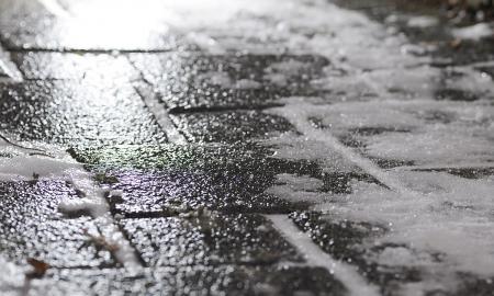 Lengvai pašalinkite ledą nuo šaligatvių ir įvažiavimų. „Priemones jau turite virtuvėje“