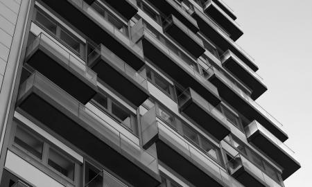 Dronų medžioklė prasidėjo: algoritmai masiškai skenuoja sklypus ir skaičiuoja baudas