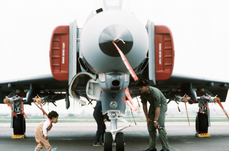 Raudonos juostelės ant F-4 Phantom II