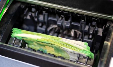 „Daugiau nei 1 000 000 000 eurų per 2 d.: masinis bėgimas prie bankomatų“