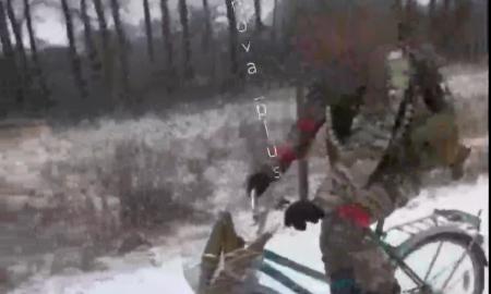 Rusai važinėja dviračiais. Pala, kas ten krepšeliuose? (Video)