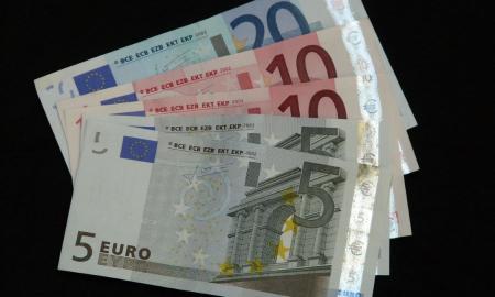 Skubėkite prie bankomato: finansų ekspertai ragina namuose turėti grynųjų pinigų