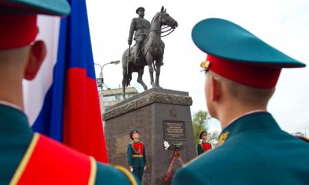 Rusai puolė Ukrainos pozicijas... raiti. Jie greitai to pasigailėjo (VIDEO)