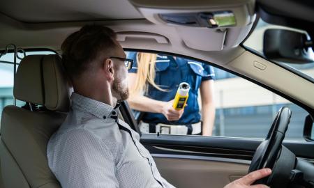 Jis nuspręs, ar galite vairuoti. Ta keičia alkotesterį