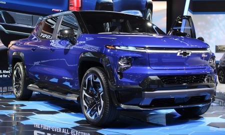 Ar elektromobiliai pavojingi pėstiesiems? Netikėti tyrimų rezultatai