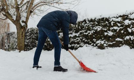 Patepkite šia priemone kastuvą. Sniego valymas bus dvigubai greitesnis