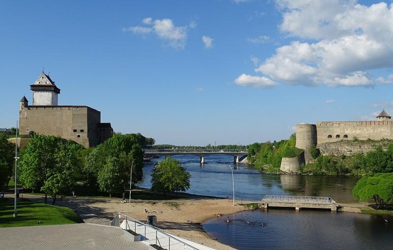Narvos (Estija) (kairėje) ir Ivangorodo (Rusija) pilys