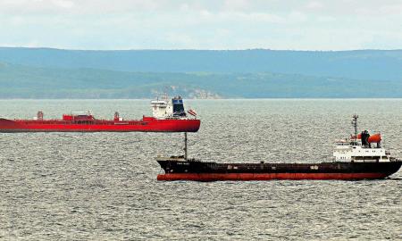 Išplaukia, bet neįplaukia. Prie Indijos ir Kinijos krantų kaupiasi tanklaiviai su rusiška nafta