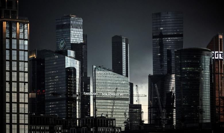 Vaizdas į Tarptautinio verslo centro (Maskva-Sitis) bokštus prieš audrą.