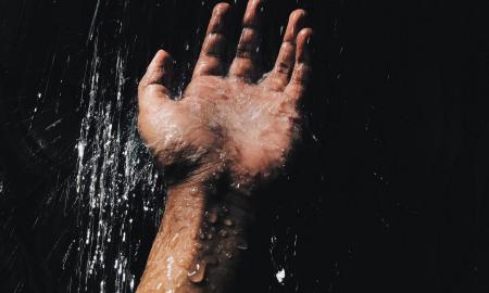 Kas yra „tamsus dušas“? Nauja „TikTok“ tendencija, kuri iš tikrųjų veikia