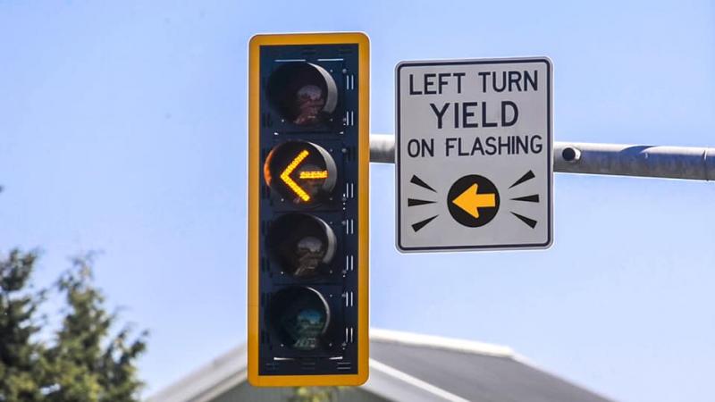 Geltona rodykle mirksintis šviesoforas Čike (Chico), Kalifornijoje