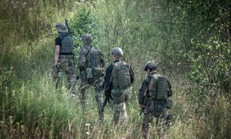 Rusų kariai meta ginklus ir bėga iš fronto linijos. Masiškas nepaklusnumas prasideda