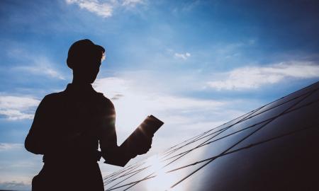 Saulės moduliai nebereikalingi? Naujas įrenginys klijuojamas tiesiog ant sienų