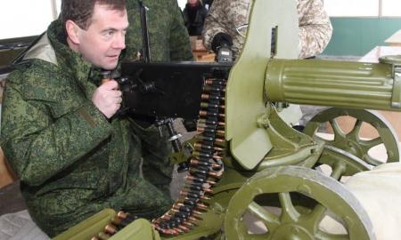 Medvedevas trina rankomis. Siūlo pagrobti dar vieną šalies vadovą