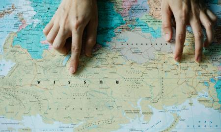 Siena su Rusija virsta karštuoju tašku: jie slepiasi po žvejų ir turistų kaukėmis