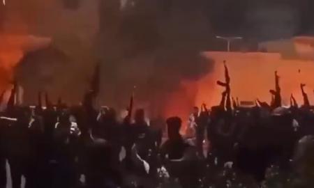 „Mirtis Chamenei!“ Du miestai jau krito. Štai ir prasideda (Video)