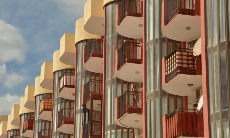 Lenkai Ispanijoje nusipirko 15 000 butų. Dabar jie save peikia