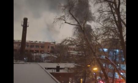 Maskva dega! Labai svarbus objektas. Stogas dega atvira liepsna (Video)