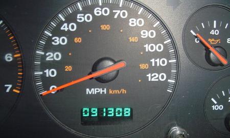 „Odometras meluoja, o detalės – ne.“ 5 slapti ženklai, kurie išduoda atsuktą automobilio ridą per 30 sek.